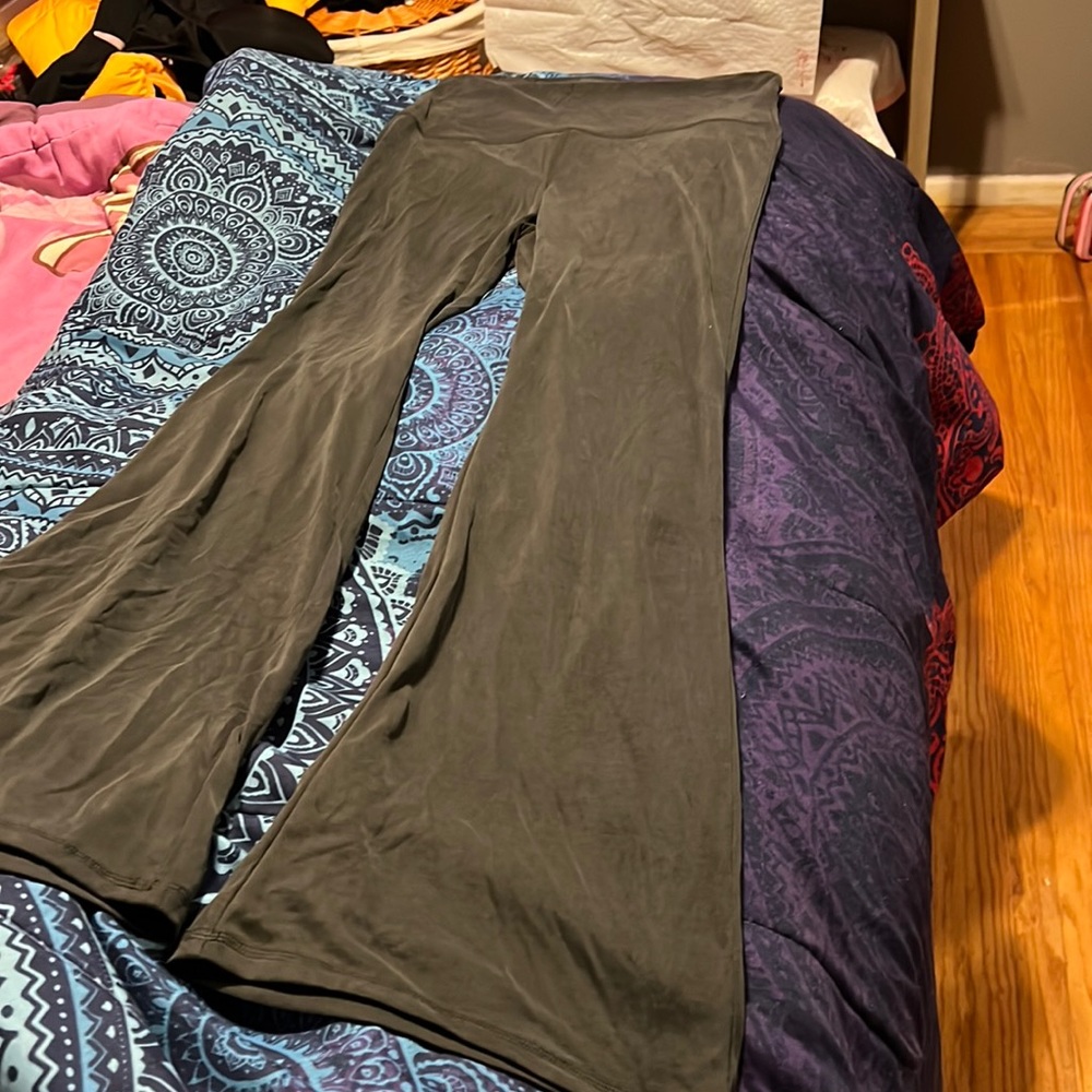 Black flare out yoga pants worn once